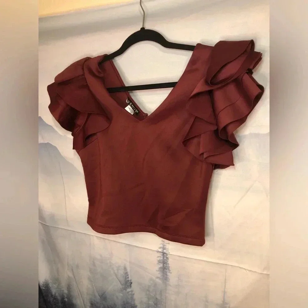 💥🌹Burgundy Flutter/Ruffle crop top size Small and Medium￼🌹💥